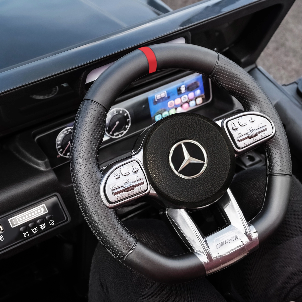 Markanter Kinder-Elektro-Geländewagen mit hochwertigem Kunstledersitz Lenkrad des Kinderautos mit Mercedes-Emblem, vergrößerter Kunstledersitz